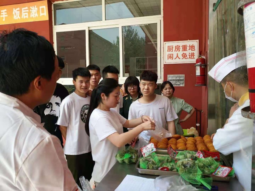 端午节学院为学生免费发放暖心粽子
