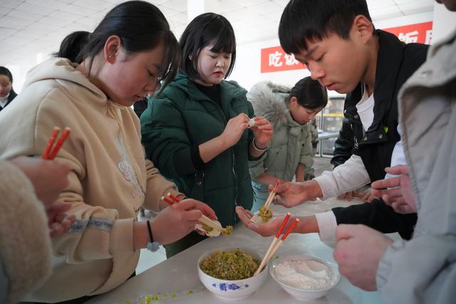 宝鸡三和职业学院师生集体包饺子庆元旦