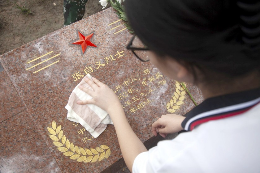 宝鸡三和职业学院学生干部烈士陵园义务清扫缅怀英烈