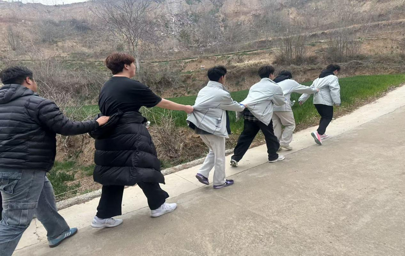 勇攀高峰，强健体魄