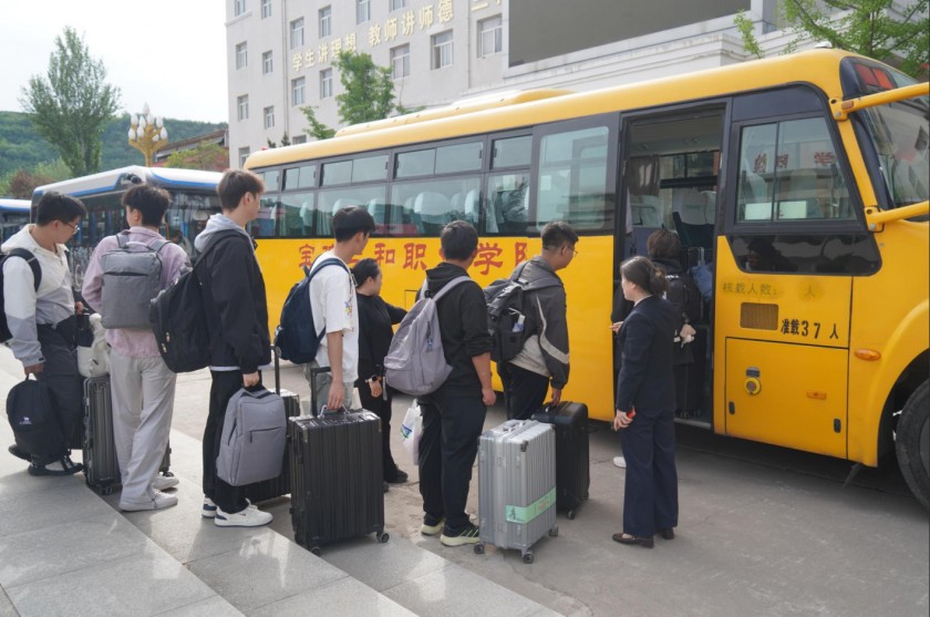 匠心护航,奔赴新程——宝鸡三和职业学院大巴车送学子实...